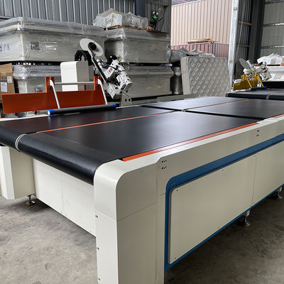 Machine automatique automatisée de bord de bande de matelas renversant la couture